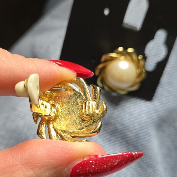 Vintage Gold Tone Fuax Pearl Earrings Clip On Earrings - Picture 10 of 16